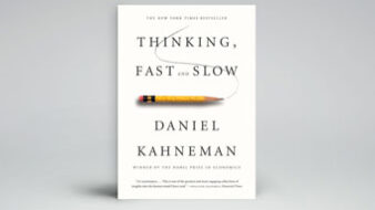 Pensar, Depressa e Devagar, de Daniel Kahneman, não é um livro sobre marketing. Mas, se o marketing é a sua praia e ainda não o leu, o melhor é fazê-lo depressa. E com tempo: vai ter muito a descobrir sobre a maneira, às vezes nada racional, como o nosso cérebro decide. São automatismos tão fortes que é quase impossível contrariá-los. Mas pode aprender a usá-los a seu favor – inclusive no seu marketing.