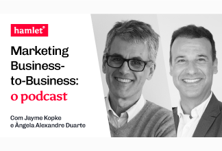 Numa atividade como o marketing ou a comunicação, em que há uma tremenda pressão para fazer e fazer depressa, nem sempre é fácil encontrar o espaço para parar, ganhar distância e refletir sobre o que fazemos. É para contrariar esta dificuldade que, no nosso podcast, frequentemente temos convidados ligados à academia. Profissionais para quem esse pensar, esse ganhar distância, não é algo que acontece nos intervalos, mas é a atividade principal. Mas é ainda melhor quando o nosso convidado leva essa capacidade de reflexão e sistematização para áreas normalmente associadas apenas ao talento individual – como é o caso da criatividade. É o que faz o Alexandre Duarte, professor e investigador de referência nas ciências da comunicação, com um foco na criatividade publicitária e na construção de marca. Com uma bagagem de muitos anos como criativo e estratega de comunicação, o Alexandre explica-nos neste episódio como se faz a ponte entre a teoria e a prática, e porque é que ela é tão importante nestes nossos tempos de mudança acelerada.